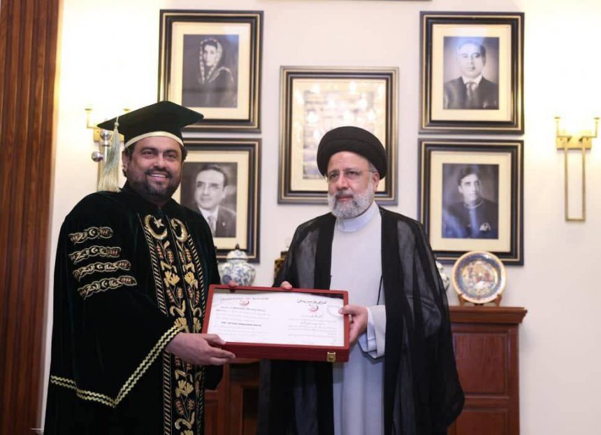 رئیس‌ دانشگاه کراچی پاکستان مدرک دکترای افتخاری این دانشگاه را به ابراهیم رئیسی داد