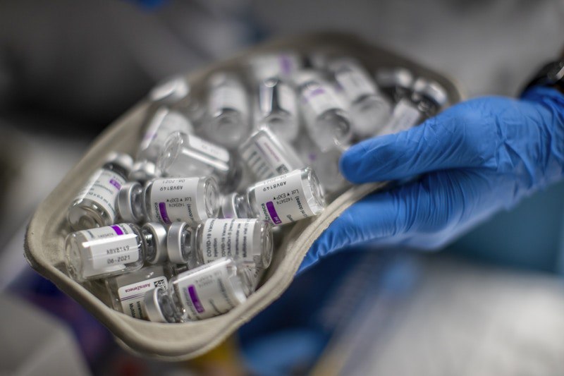 شرکت آسترازنکا واکسن‌های کووید-۱۹ خود را جمع‌آوری می‌کند