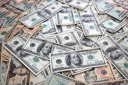 قیمت دلار در بازار آزاد ایران به ۶۱ هزار تومان افزایش یافت