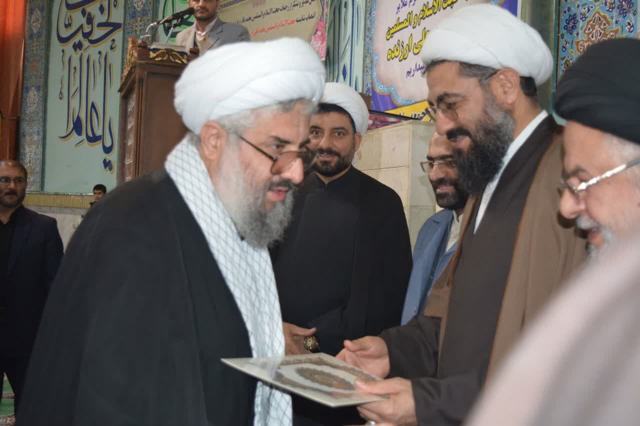 امام جمعه ملایر: امروز در کشور امام زمان شاهد برخورد قهری با آمرین به معروف هستیم 