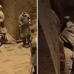 گردشگر چینی با پربدن بر روی ارتش سفالی چینی دوهزار ساله در موزه به این اثر باستانی آسیب رساند