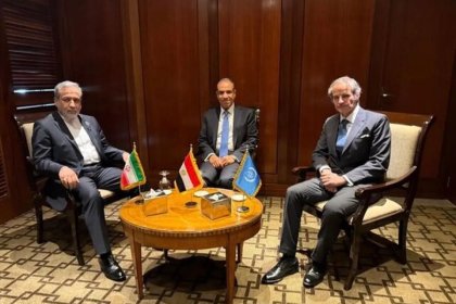 سفر وزیر خارجه ایران به قاهره عراقچی با رافائل گروسی دیدار کرد