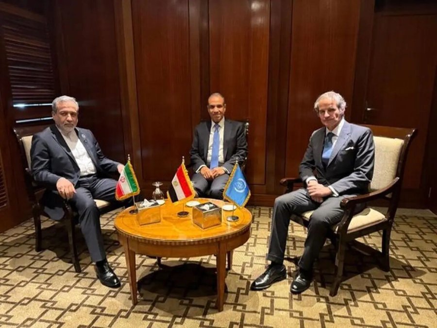 سفر وزیر خارجه ایران به قاهره عراقچی با رافائل گروسی دیدار کرد