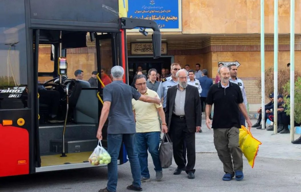 «بازگشت با باتوم»؛ روایت زندانیان سیاسی از شکنجه در مسیر اوین