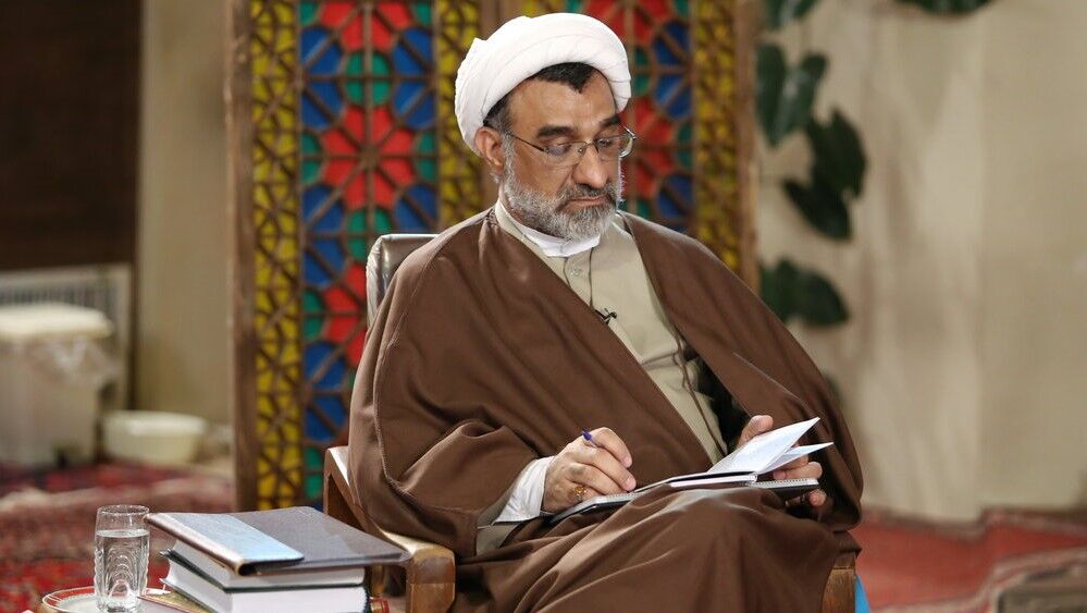 دبیر شورای انقلاب فرهنگی: نمیتوانیم برای آواز خواندن یک خانم در جمع آقایان مجوز بدهیم