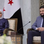 رئیس دولت موقت سوریه در کنار همسرش در مراسم فارغ‌التحصیلی دانشگاه ادلب