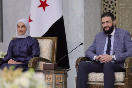 رئیس دولت موقت سوریه در کنار همسرش در مراسم فارغ‌التحصیلی دانشگاه ادلب