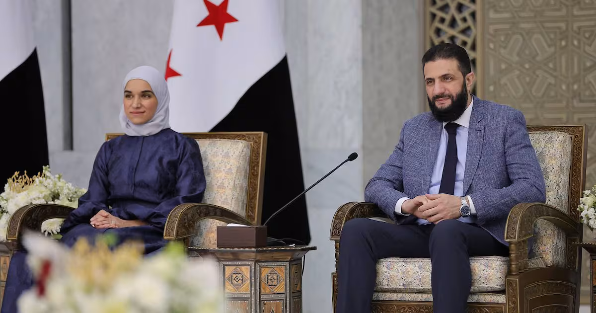 رئیس دولت موقت سوریه در کنار همسرش در مراسم فارغ‌التحصیلی دانشگاه ادلب