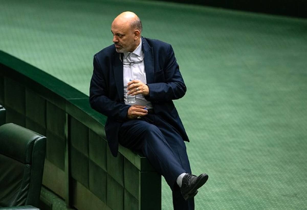 ادعای جنجالی نماینده مجلس: «مولانا یک سطر شعر فارسی هم ندارد»