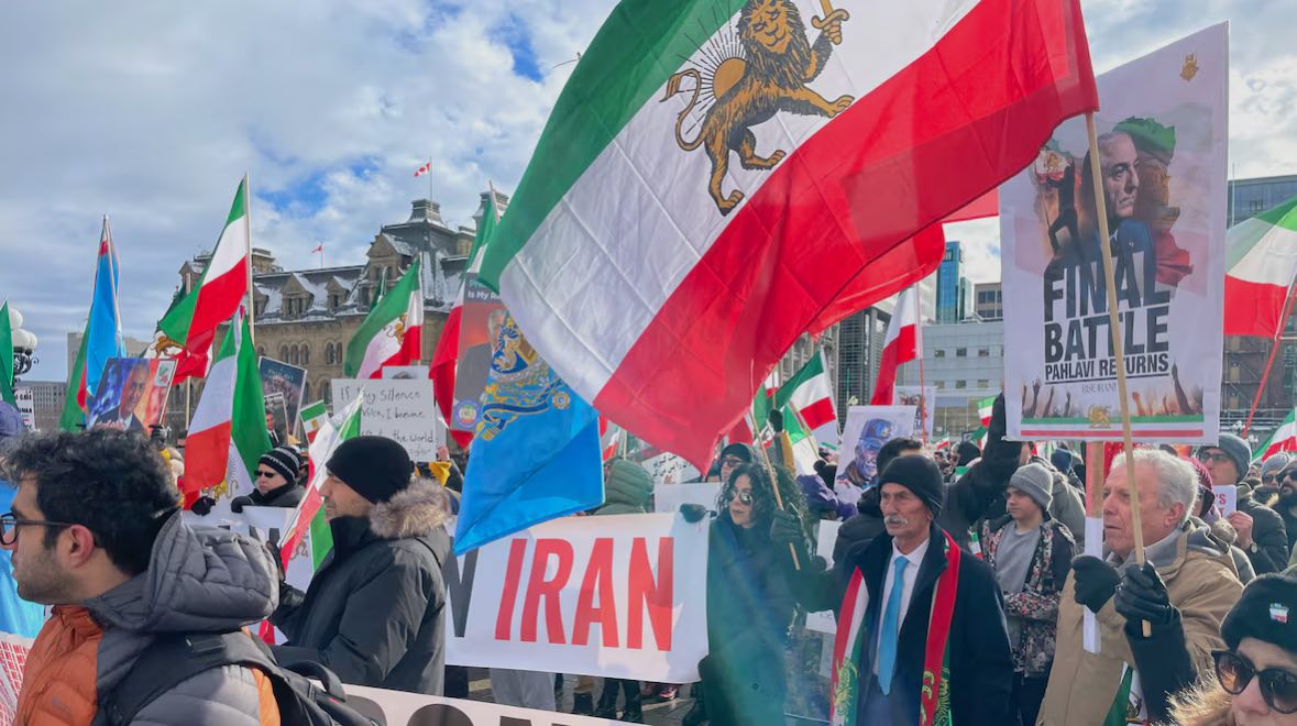 تجمع ایرانیان در تورنتو با وجود بارش سنگین برف در حمایت از مردم ایران
