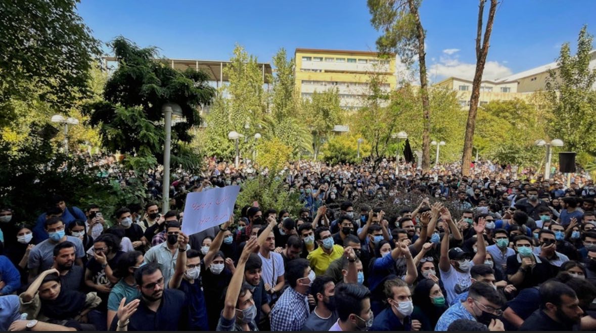 حمله نیروی بسیج به دانشجویان در دانشگاه علم و صنعت