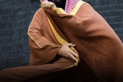محمد بن سلمان برای دیدار با مکرون عازم فرانسه شد
