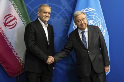 دیدار پزشکیان و گوترش در نیویورک؛ رئیس‌جمهور ایران دفتر یادبود سازمان ملل را امضا کرد