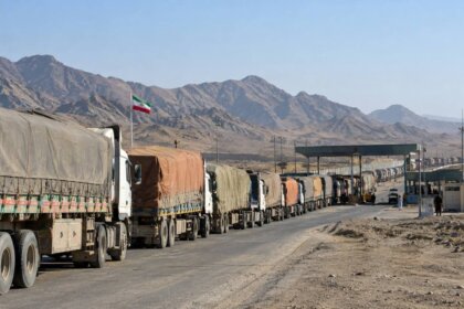 پاکستان عبور کامیون‌های باری از ایران را متوقف کرد